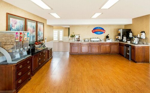 Baymont Inn & Suites by Wyndham Grenada, Buchen Sie Hotel Grenada Mississippi
