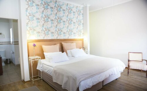 Ons Dorpshuis Guest House, Book Pension Hoteller i Rustenburg med parkering, Parkering