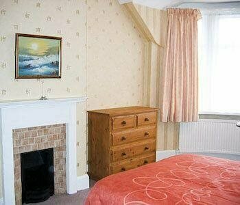 Hazel Wood Guesthouse, Забронировать Отель Брент Харроу, рядом с Стадион «Гриффин Парк»