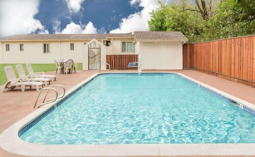 Travelodge by Wyndham Santa Rosa Wine Country, Забронировать Мини-отель Санта-Роза Wine Country - Northern California