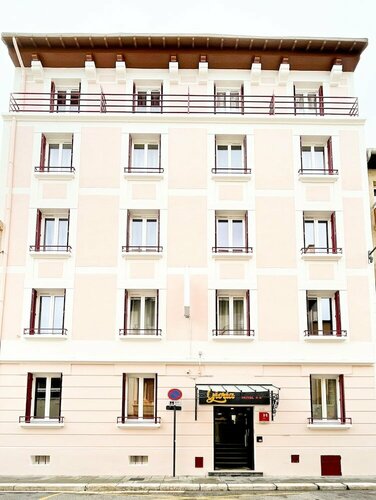 Hôtel Gloria, Book Hotel Hoteller i Rhône-Alps med parkering, Parkering