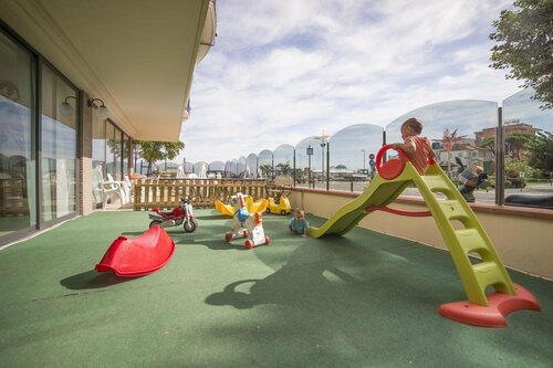 Hotel Ambasciatori Beach Front Breakfast e Brunch XXL fino alle 12 30, Забронировать Отель Отели в центре Мизано-Адриатико, в центре