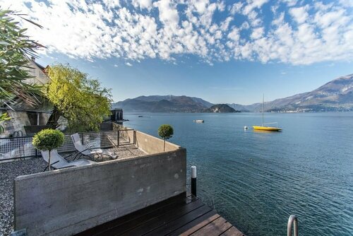 Casa sull'acqua, Book Villa Villaer i Como, Villa