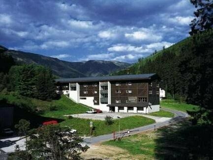 SkiHotel Lenka, Забронировать Отель Шпиндлерув-Млин Краловеградецкий край, рядом с Slovan