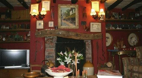 Wizards Thatch Medieval Styled Suites with Four Poster Beds, Забронировать Отель  