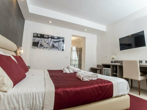 Hotel San Pietro, Забронировать Отель Отели Неаполя с парковкой, рядом с Церковь и монастырь Сан-Лоренцо-Маджоре, Парковка