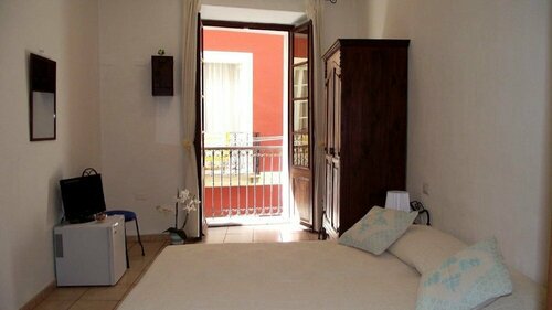 Cagliari Castello Affittacamere, Забронировать Отель Кастелло Кальяри, рядом с Базилика Св. Сатурнино