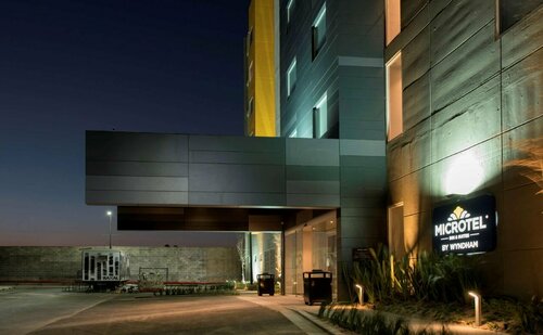 Microtel Inn & Suites by Wyndham San Luis Potosi, Rezerwuj Hotel Hotele w San Luis Potosi z basenem, Basen