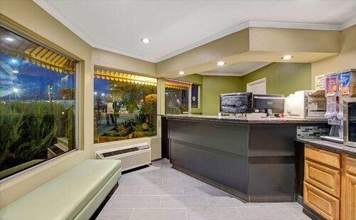 Super 8 by Wyndham Santa Cruz Beach, Забронировать Мини-отель Санта-Круз Santa Cruz and Vicinity, рядом с Национальный центр исследования морской природы в заповеднике бухты Монтерей