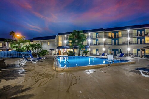 Clarion Inn & Suites Central Clearwater Beach, Забронировать Отель Клируотер Pinellas County