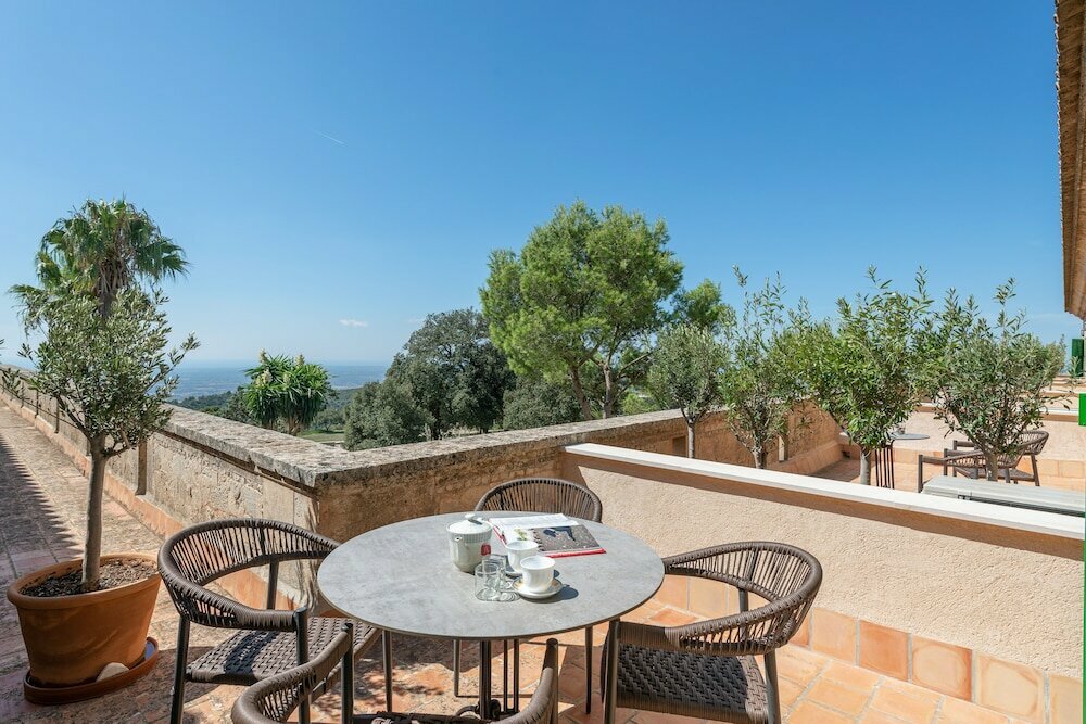 Santuari de Cura · Petit Hotel i Restaurant