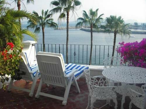 Dolphin Cove Inn