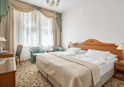 Отель Romance Puškin, Забронировать Отель Отели и гостиницы Карловых Варов, рядом с Сметановы сады, Отель