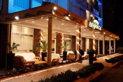 Hotel Majorca sul Mare in centro a Riccione con Area Fitness, Забронировать Отель Отели Риччоне по системе «всё включено», рядом с Улица Виале-Чеккарини, Всё включено