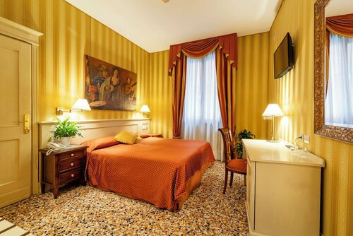 Hotel Bella Venezia, Забронировать Отель Сан-Марко Венеция, рядом с Вокзал Accademia