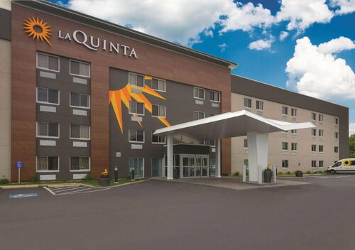 La Quinta Inn & Suites by Wyndham Cleveland - Airport North, Varaa Hotelli Cleveland Ohio