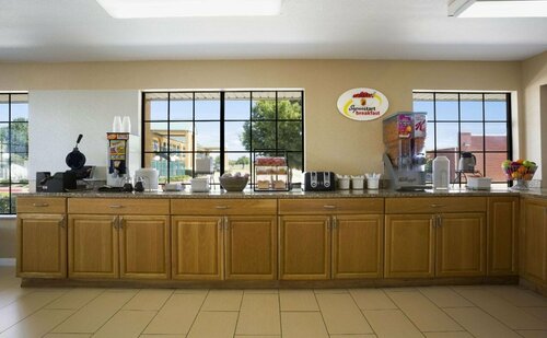 Super 8 by Wyndham Grand Prairie Southwest, Забронировать Мини-отель Гранд-Прейри Dallas - Fort Worth Metropolitan Area