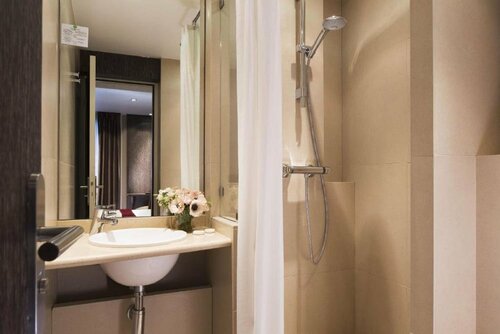 Central Hotel Paris, Забронировать Отель 14-й округ: Монпарнас Париж, рядом с Ресторан La Couple