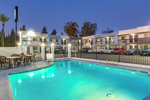 Hotel Seville - Ontario Airport/Chino, Забронировать Отель Онтарио Калифорния