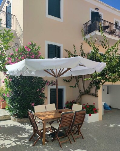Twin House Spetses, Buchen Sie Pension Hotels in Spetses mit Parkplatz, Parkplätze