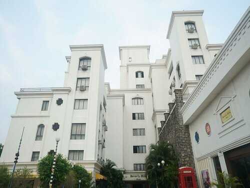 OYO 5630 Beverly Hills Hotel, Забронировать Отель Отели Пуны с парковкой, Парковка