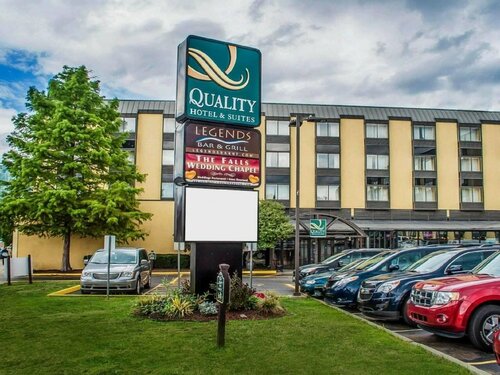 Quality Hotel & Suites At The Falls, Забронировать Отель Отели Ниагара Фолс с парковкой, рядом с Крытый аквапарк Фоллсвью, Парковка