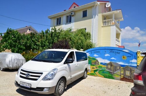 V gostyah Tihona, Prenota Hotel Hotel a Crimea con parcheggio, Parcheggio