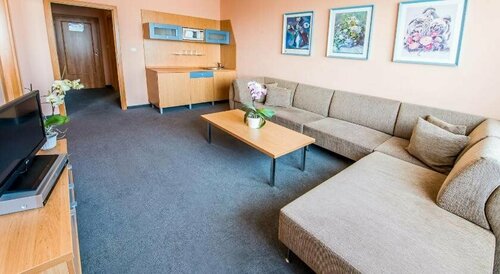 Hotel Cascade, Забронировать Отель Мост Усти-над-Лабем, рядом с Церковь успения Богородицы