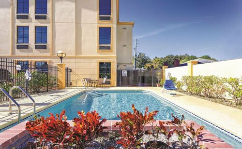La Quinta Inn & Suites by Wyndham St. Petersburg Northeast, Varaa Hotelli Hotellit Florida aamiaisella, Aamiainen