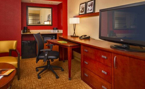 Courtyard Virginia Beach Norfolk, Забронировать Отель Вирджиния-Бич Виргиния, рядом с Topgolf Virginia Beach
