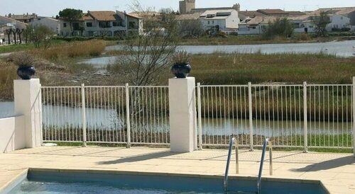 Le Maset en Camargue, Забронировать Отель Отели Сент-Мари-де-ла-Мер с парковкой, рядом с Пляж "Сент-Мари-де-ла-Мер", Парковка