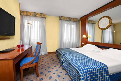 Meliá Granada, Забронировать Отель Отели Гранады с питанием, рядом с Сады Кармен-де-лос-Мартирес, Пансион