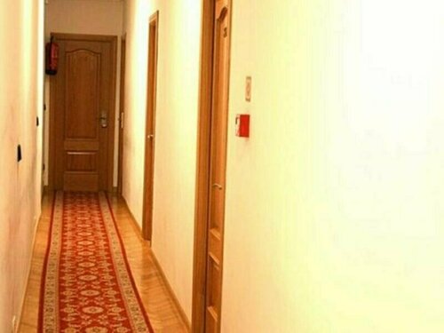 Apartamentos Odesa, Забронировать Отель Мадрид Провинция Мадрид, рядом с Церковь Св. Иеронима Эль-Реаль