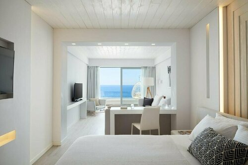 Lichnos Beach Hotel & Suites
