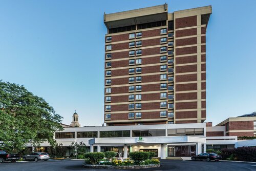 Holiday Inn & Suites Pittsfield-Berkshires by IHG, Забронировать Отель  