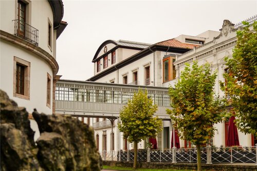 Blau Gran Hotel Las Caldas, a member of Radisson Individuals, Book Hotel Hoteller i Asturias med parkering, Parkering