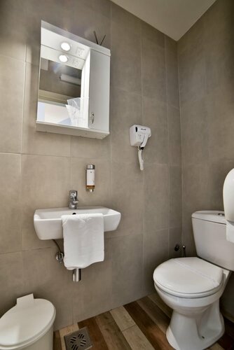 Garni House 46 Plus, Забронировать Гостевой дом Отели Врачар с бассейном, рядом с Кафедральный собор Св. Савы, Бассейн