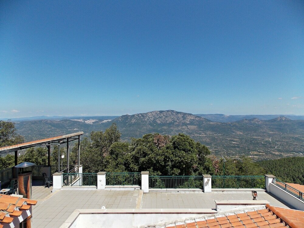 Hotel Ristorante SEnis Monte Maccione
