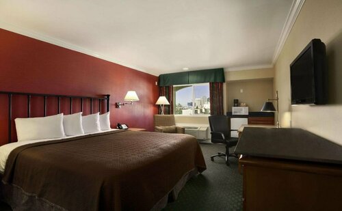 Travelodge San Diego Downtown Convention Center, Забронировать Отель Отели San Diego Metropolitan Area с парковкой, Парковка