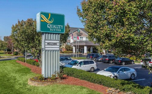 Quality Suites Pineville - Charlotte, Забронировать Отель Пайнвилль Северная Каролина