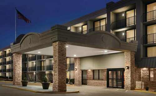 Country Inn & Suites by Radisson, Erlanger - Cincinnati South, Забронировать Отель Отели Northern Kentucky River Region с парковкой, Парковка