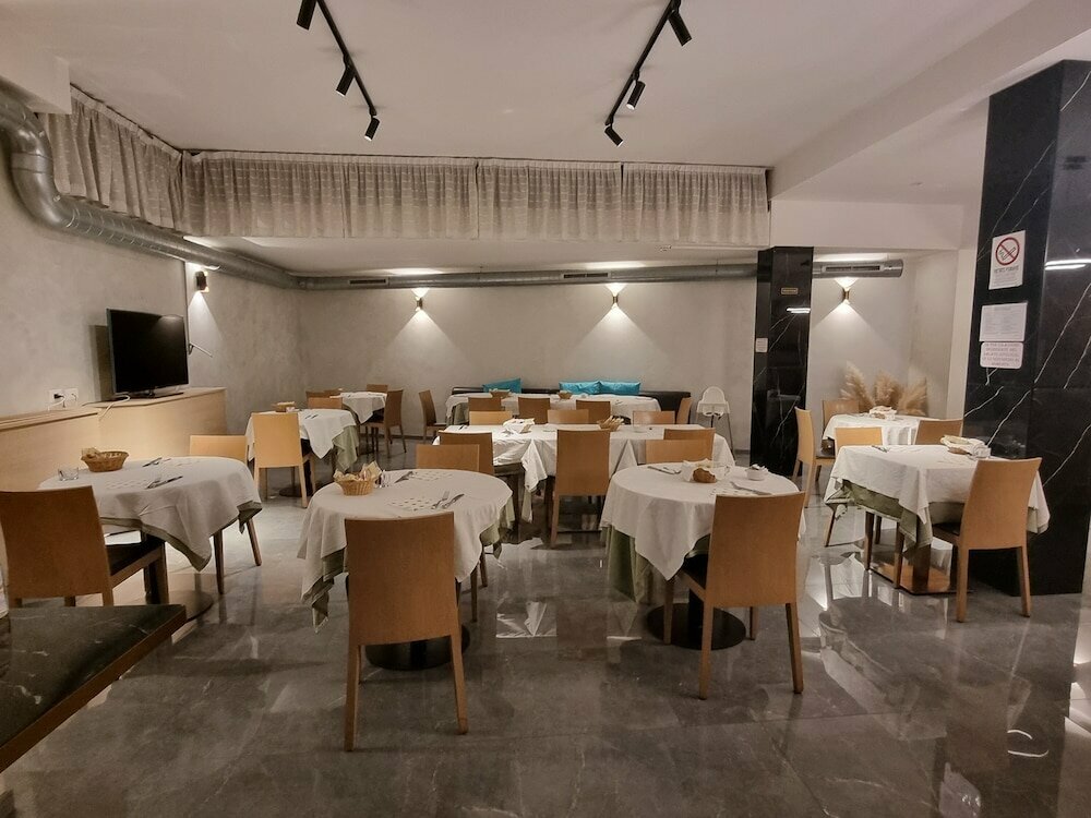 The Wheel Hotel Restaurant