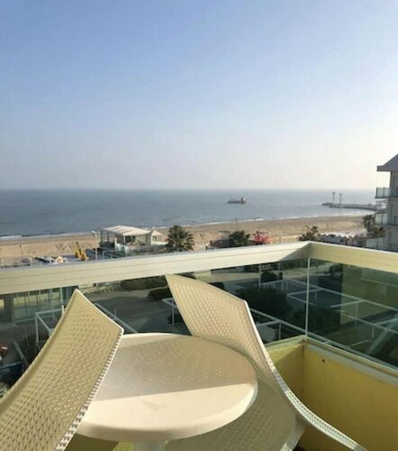 Hotel Montecarlo - Hotel Vista Mare con Piscina & Area Fitness, Забронировать Отель Отели Риччоне с парковкой, Парковка