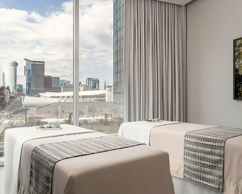 Four Seasons Hotel Nashville, Забронировать Отель Отели Нэшвилл с парковкой, рядом с Frist Center for the Visual Arts, Парковка