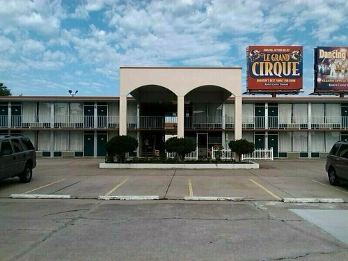 Willow Tree Inn Branson, Забронировать Отель Branson Theatre District Брэнсон
