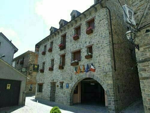 Hotel Villa Russell, Book Hotel Torla 
