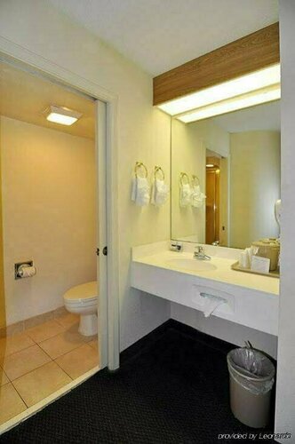 Red Roof Inn Pensacola Fairgrounds, Забронировать Отель Отели Панхэндл Флориды с парковкой, Парковка