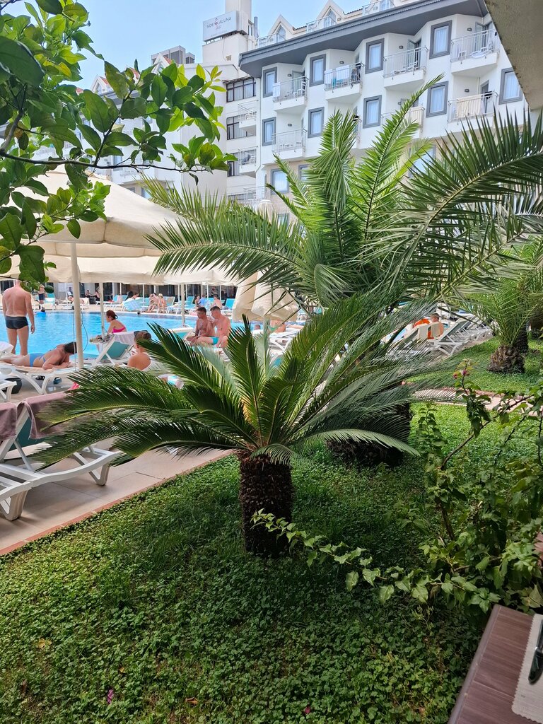 Side Aluna Hotel