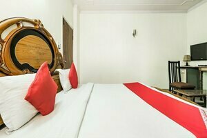 Oyo 44081 Hotel Royal Holidays