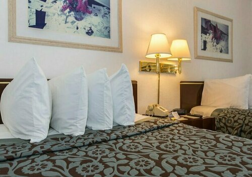Days Hotel - Thunderbird Beach Resort, Забронировать Отель Санни-Айлс-Бич Miami Metropolitan Area, рядом с Парк на берегу океана «Гилберт-Самсон»